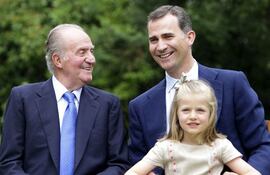 el-rey-juan-carlos-el-principe-de-asturias-futuro-felipe-vi-y-su-hija-la-infanta-leonor-que-algun-dia-sera-reina-efe-221912000000-1090492.jpg