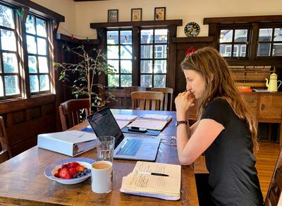 Martha Lackritz-Peltier, una abogada de  Oakland, California, usa su computadora en el comedor de su casa.