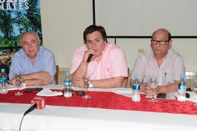 Cesar Sosa (m) junto a Nery González (d) y Mario Estigarribia (i).