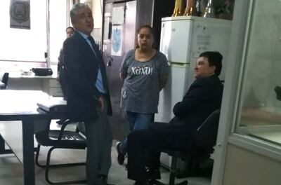 El abogado Miguel Said Bobadilla (i) junto a su defendida, Flora Giménez, procesada por el supuesto hurto de joyas.