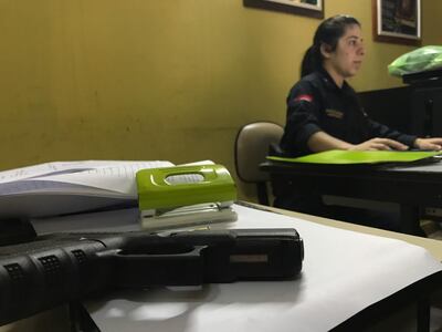 El atacante dejó el arma de fuego en el templo. La Policía la incautó como evidencia.