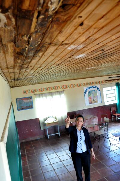 La directora Blanca Bogado muestra el techo deteriorado de  la  escuela Uruguay de Ciudad del Este el 5 de marzo del 2019.