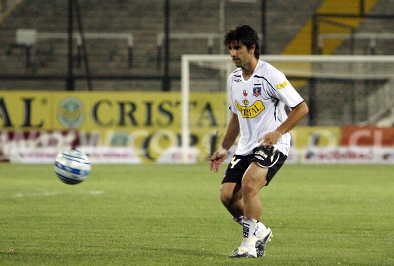 Salcedo en acción con la camiseta de Colo Colo.