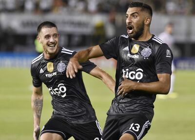 Festejo charrúa entre Maximiliano Olivera, autor del segundo gol, y Alejandro Silva.