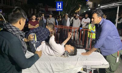 Paramédicos trasladan a un niño herido en el atentado.