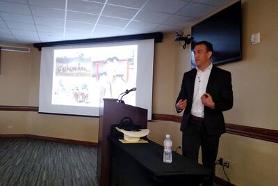 El Dr. Marcos Medina disertando en el 65° Curso Anual de Ganado de Carne en Texas, EE.UU.