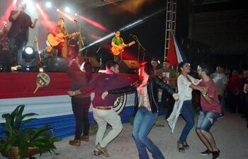 la-gente-armo-un-baile-frente-al-escenario-en-el-festival-del-yhaguy-que-se-celebra-en-itacurubi-de-la-cordillera-desde-hace-39-anos-en-la-foto-pued-193248000000-1763496.jpg