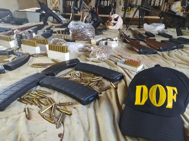 Desde armas largas hasta explosivos fueron hallados en poder de los tres detenidos.