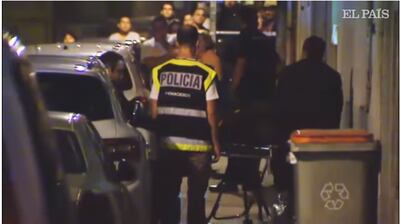 Momento en el cual las autoridades Españolas retiran el cadáver de la paraguaya asesinada frente a sus hijas en Ciudad Lineal, Madrid.
