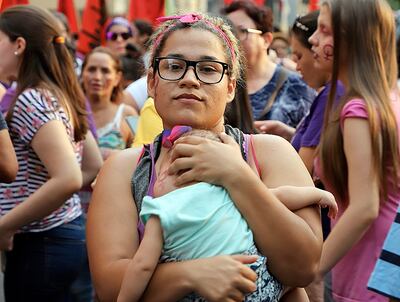 Al no existir políticas de cuidado, recae en las mujeres  la responsabilidad de hacerse cargo de la familia.