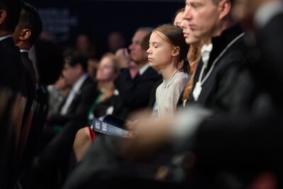 La activista por el clima Greta Thunberg escucha el discurso del presidente de Estados Unidos en Davos.