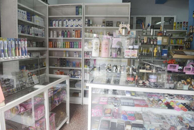 Interior de la farmacia Mathieu, que cierra sus puertas a raíz de la insostenibilidad económica. (Foto: Juan Ramón Ávila, ABC Color). 
