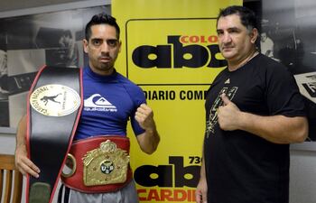 jorge-dinamita-sosa-con-sus-dos-cinturones-posa-con-su-entrenador-victor-luis-britos-en-visita-a-nuestro-diario--214607000000-1765762.jpg