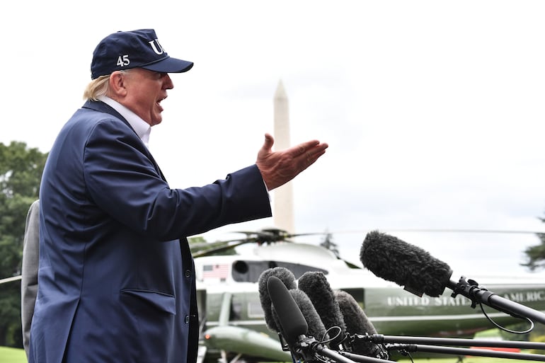 El presidente Donald Trump conversa con la prensa en el predio de la Casa Blanca, en Washington, el pasado domingo.