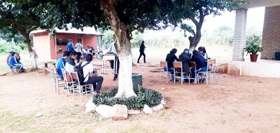 Alumnos del Colegio Nacional Blas Servín daban clases bajo árboles en junio. El MEC ahora licita obras consideradas de emergencia