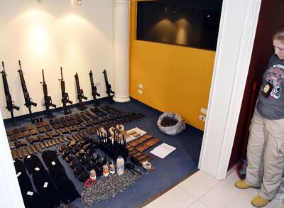 Fusiles, pistolas y municiones requisadas a miembros del Comando Vermelho, ahora van para las fuerzas del orden.