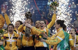 componentes-de-la-seleccion-brasilena-celebran-el-titulo-de-campeonas-del-mundo-en-handbol-162902000000-1028661.JPG