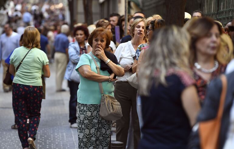 Una multitud en fila para visitar la capilla ardiente de Camilo Sesto, en Madrid.
