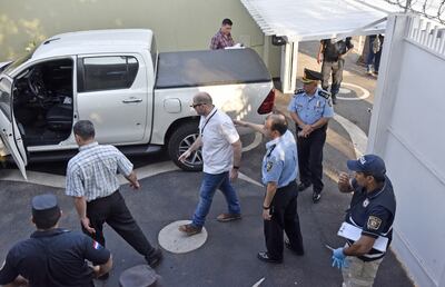 Policías verifican la camioneta que fue atacada a tiros. El conductor se salvó de milagro.