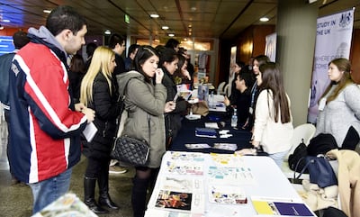 Además de las charlas, las embajadas instalaron sus stands para dar a conocer la disponibilidad de becas.