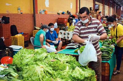 En la Feria Permanente de Ciudad del Este, los vendedores  toman varias  de las medidas sanitarias aconsejadas; se pide a la clientela que  también hacer lo mismo.