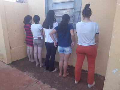 Dos niñas fueron arrestadas junto a una adolescente y dos jóvenes, por violar cuarentena.