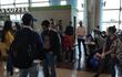 Grupo de paraguayos que quedó varado en el aeropuerto de San Pablo, Brasil, tras la cancelación del vuelo.