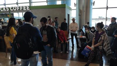 Grupo de paraguayos que quedó varado en el aeropuerto de San Pablo, Brasil, tras la cancelación del vuelo.