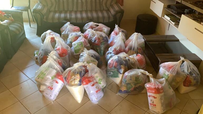 Los atletas recibieron los kits con una sonrisa.