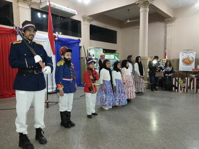 Elenco infantil del colegio San Martín de Porres, en una representación de las mujeres paraguayas que defendieron a la patria.
