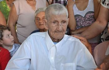 don-jose-domingo-vera-104-rodeado-de-sus-familiares-y-amigos-celebro-sus-104-anos-de-vida-en-su-casa-ubicada-en-el-distrito-de-liberacion-depar-203254000000-1363471.jpg