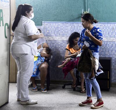 La joven víctima conversa con una enfermera  del hospital regional de  Capiatá. Por suerte,  las heridas no fueron  graves. El asalto ocurrió ayer a la madrugada.