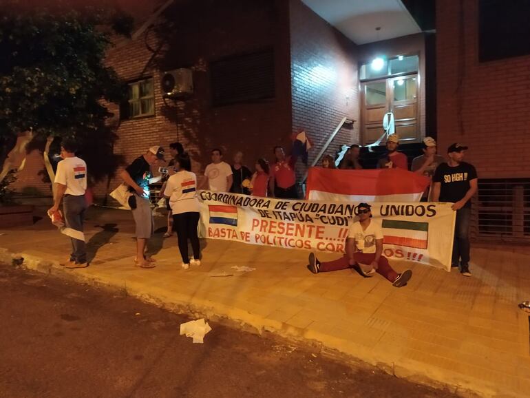 Escrachan a diputados que “destrozaron” proyecto de ley