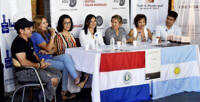 Roscer Díaz, Bonifacia y Rafaela Vera, Mirta Noemí Talavera, Angie Duarte, Margarita Irún y Walter Riveros, durante la conferencia de prensa ofrecida ayer en el Café del Teatro Municipal “Ignacio A. Pane”.