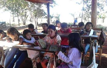 a-pesar-de-las-amenazas-a-la-comunidad-los-ninos-indigenas-siguen-estudiando-para-no-perder-el-ano--200352000000-1450748.jpg