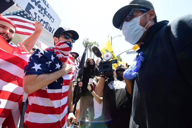 Manifestantes discuten durante una protesta frente al ayuntamiento de Los Ángeles, California (EE.UU.).
