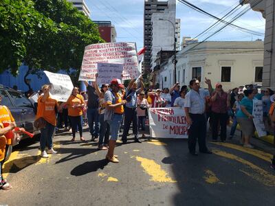 Los "Estafados por Mocipar" se manifestaron frente al Ministerio de Urbanismo y ante la sede del Ministerio Público.