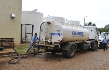 la-essap-proveyo-ayer-unos-90-000-litros-de-agua-en-camiones-cisternas-al-hospital-de-clinicas--212457000000-1431610.jpg