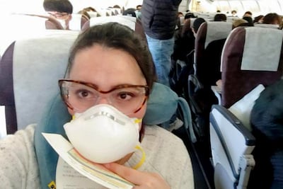 Ruth muestra el tapaboca que los pasajeros utilizaron durante el vuelo EE.UU. - Corea del Sur.