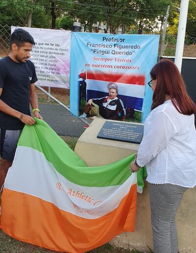 El atleta Derlys Ayala, discípulo de “Pingüi”, y la hermana, María Dolly Figueredo, durante el acto de homenaje.