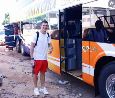 Rogerio Leichtweis, una de las caras nuevas del plantel, antes de subir al bus.