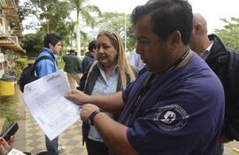 rene-alonso-muestra-el-informe-de-hugo-royg-que-habla-de-que-los-radiologos-solo-buscan-aumento-salarial--194724000000-1113721.jpg