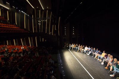 El actor Antonio Banderas y miembros de la compañía durante el encuentro con periodistas tras el pase del musical "A Chorus Line", que codirige y protagoniza el propio actor.
