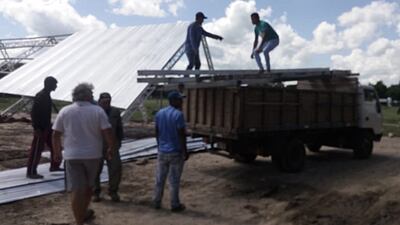 Los obreros tuvieron que recoger las partes del tinglado, luego de la caída que se produjo ayer al mediodía.