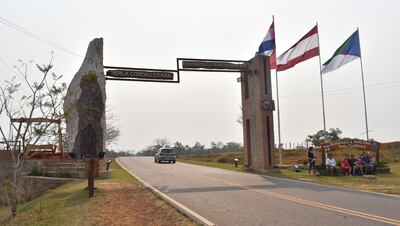 Portal de acceso a la ciudad de Santa Elena, en el que resalta lo rústico que catacteriza al distrito.