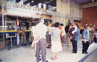 Fila de ahorristas del Banco General  para tratar de recuperar sus ahorros, tras la intervención del Banco Central del Paraguay en 1995. Además de esta entidad, varias otras cerraron en la época.