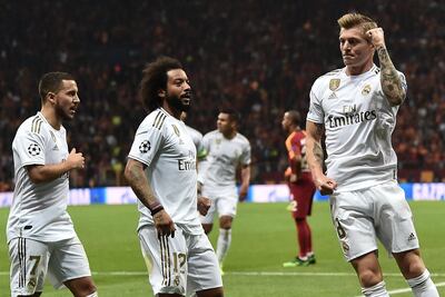 TOPSHOT - Real Madrid's German midfielder Toni Kroos (R) celebrates after scoring a goal during the UEFA Champions League group A football match between Galatasaray and Real Madrid on October 22, 2019 at the Ali Sami Yen Spor Kompleksi in Istanbul. (Photo by OZAN KOSE / AFP)