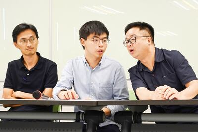 La pandemia sirvió “para tratar de aplacar los movimientos democráticos nacidos en lugares como Hong Kong”, afirmó el demócrata hongkonés Joshua Wong (centro).