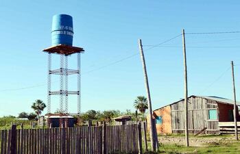 los-funcionarios-del-senasa-instalaron-un-tanque-para-reservorio-de-agua-en-la-comunidad-indigena-santa-teresita-pero-no-realizaron-la-extension-203255000000-1102670.jpg