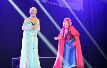 cientos-de-ninas-y-ninos-de-villarrica-disfrutaron-de-los-protagonistas-de-la-pelicula-frozen-de-disney-que-fueron-personificados-en-el-musical-in-235653000000-1358702.jpg